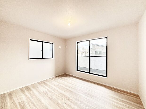 明るいバルコニーサイドに洋室を設置。目覚めの良い寝室に。