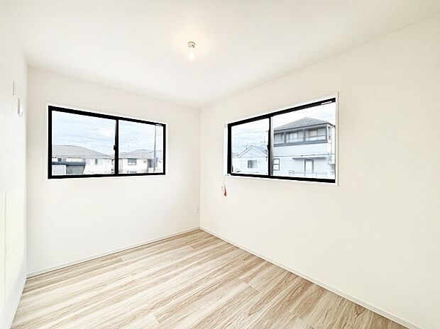 2面採光で気持ちよく自然光が取り入れられるのでお子様のお部屋にもピッタリ