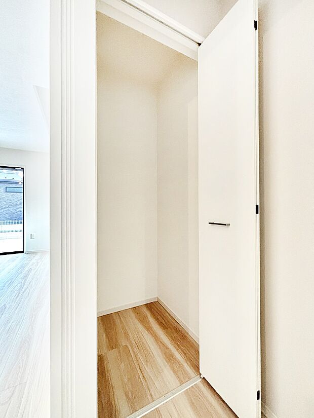 1階廊下収納には掃除用品や日用品のストックなどを収納できます。