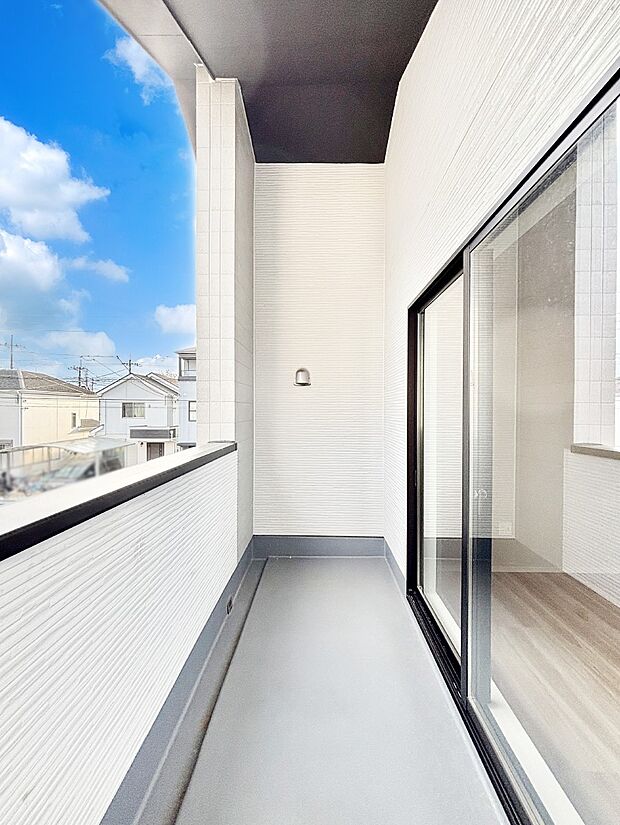 暖かな陽光が降り注ぐバルコニーはお洗濯におすすめ。爽やかな風も心地よいです。 