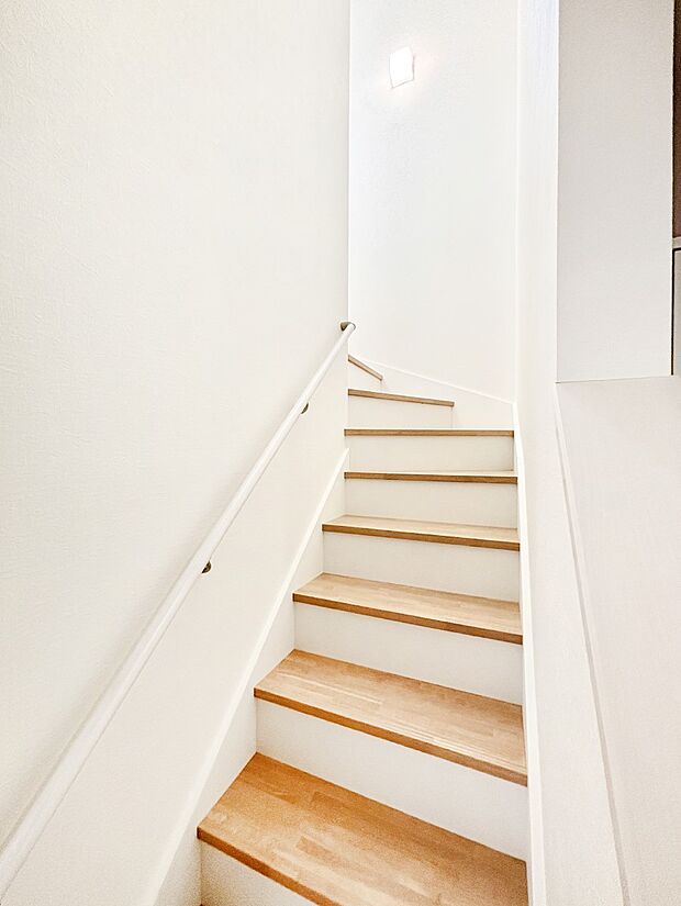 安全性を考慮し階段には手すりを設置しています