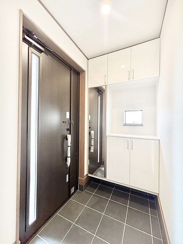 明るい玄関はお客様をお出迎えするのにぴったりです！ 