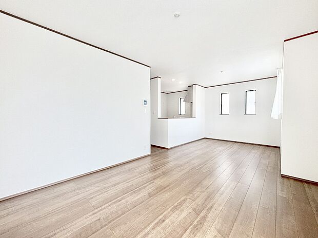 ご家族の賑やかな話し声で包まれる明るいリビング。   