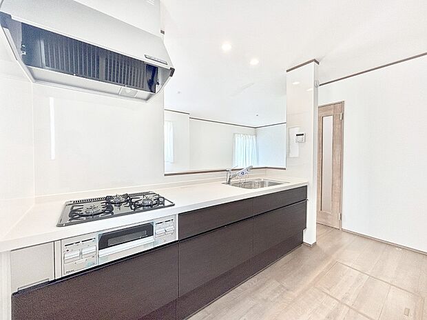 リビングで遊ぶお子様を見守りながらお料理ができる対面キッチン。  