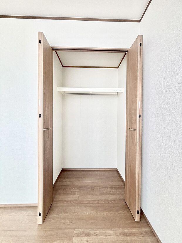 洋室のクローゼット。棚を設置し、機能的に整理が出来ます。    