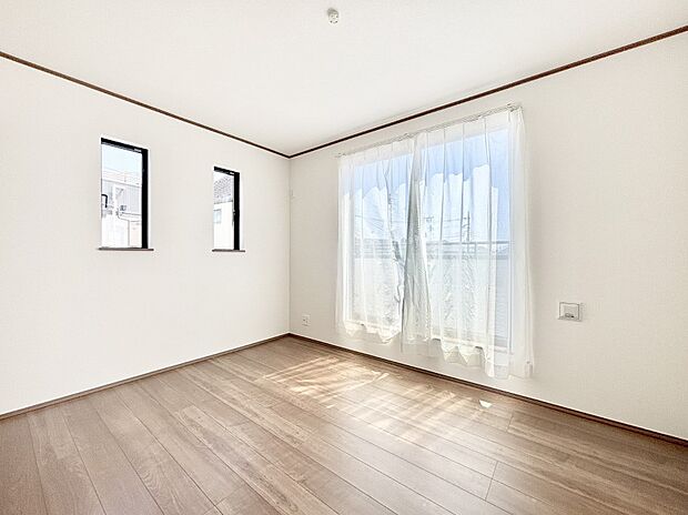 バルコニーが開放感をプラスしてくれる洋室。  