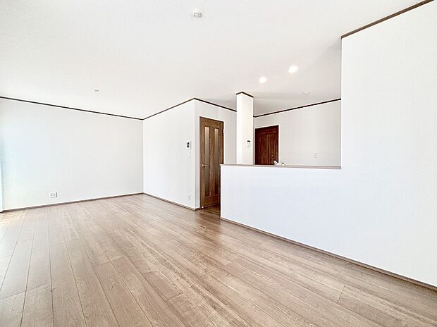 明るい陽光が注ぎ、寛ぎの雰囲気に満たされるダイニング。   