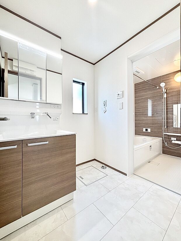 身支度もスムーズにおこなえる脱衣場。  