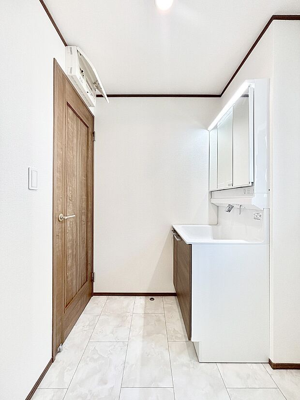 明るい洗面所は毎朝の身支度も楽しくできちゃいそうです。    