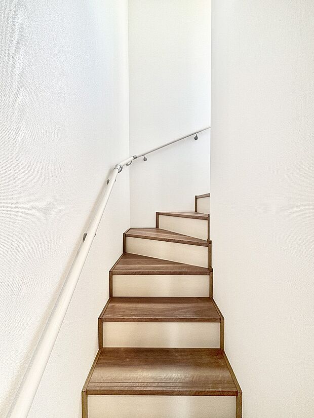 安全性を考慮し階段には手すりを設置しています。