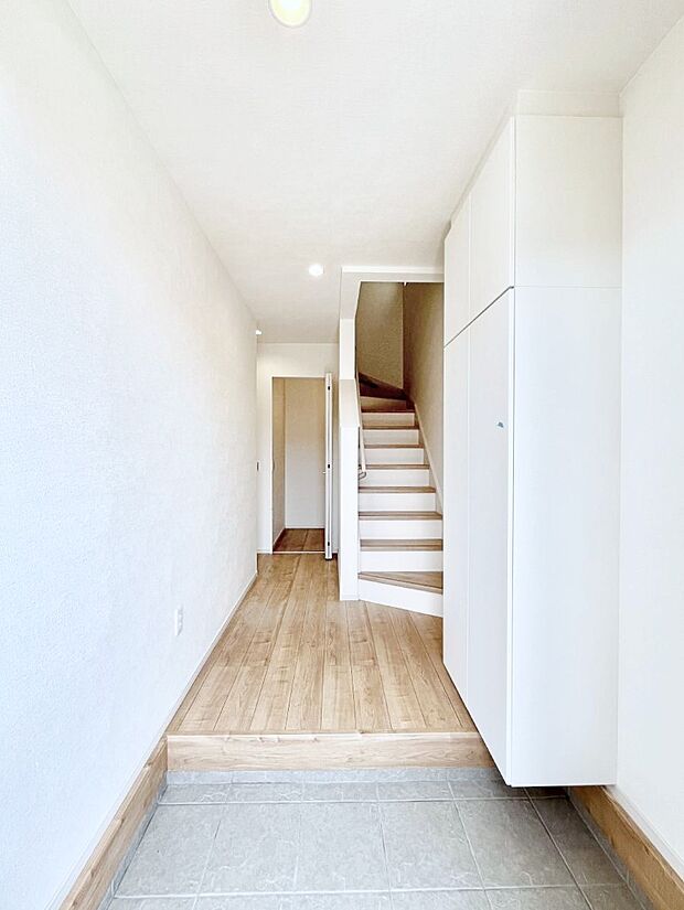 家族の帰宅やお客様をあたたかく迎える玄関  