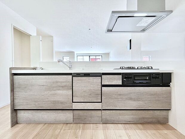 食洗機・浄水器・3ツ口コンロなどデザイン性も機能性も兼ね備えたシステムキッチン！