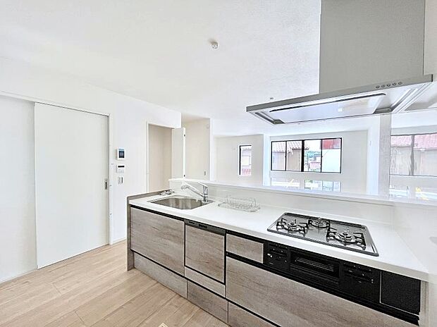 カウンター越しに楽しいおしゃべり。いつものお料理がもっと美味しくなりそうですね。 