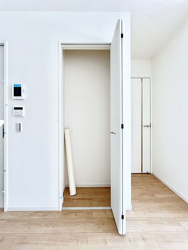 リビング収納。ここに収納があると物が集まるLDKがスッキリ片付きそうですね。  