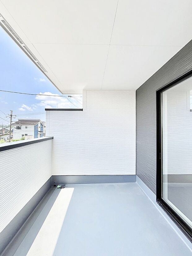 インナーバルコニーなので雨でも洗濯物を干す事が出来て、風通しがあるので乾きが良く、物干しスペースとして重宝します。 