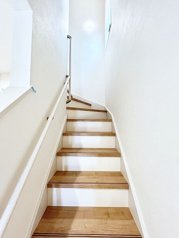 安全性を考慮し階段には手すりを設置しています