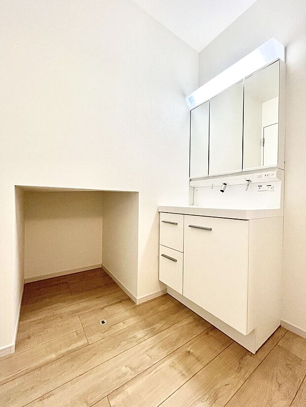 明るい洗面所は毎朝の身支度も楽しくできちゃいそうです。