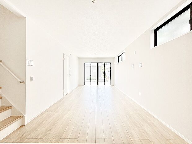 開放感溢れる広々リビングで家族みんなでゆったり過ごせます。