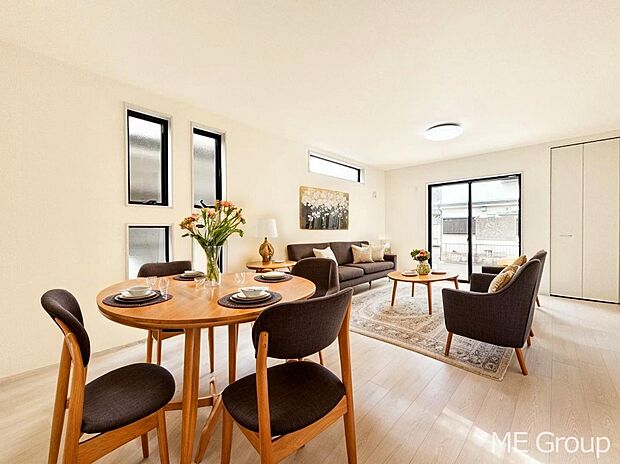 ご家族の賑やかな話し声で包まれる明るいリビング ※家具はCGです