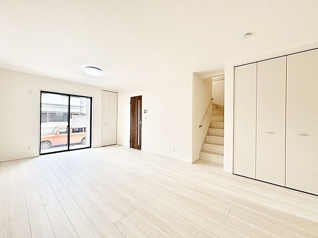 明るい陽光が注ぎ、寛ぎの雰囲気に満たされるリビングダイニング