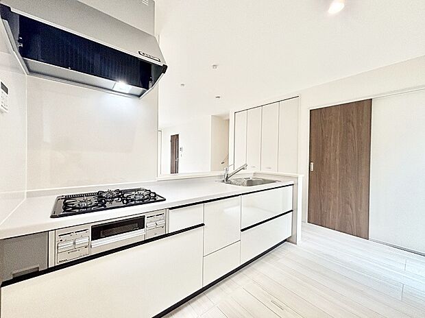 リビングで遊ぶお子様を見守りながらお料理ができる対面キッチン