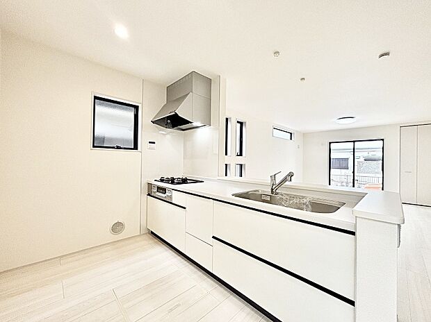 爽やかな風が通り抜けるキッチン。窓があるので明るく換気にも役立ちます。