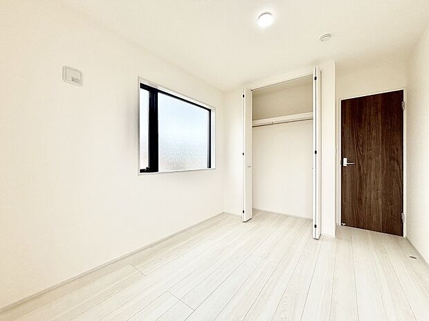 窓からのやさしい光が心地よいプライベートルーム