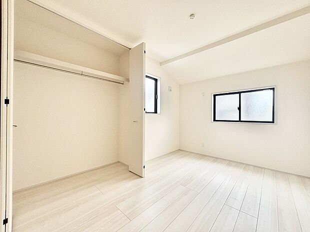 お子さまのお部屋としても!衣類の整理整頓に便利なクローゼット付きの洋室。