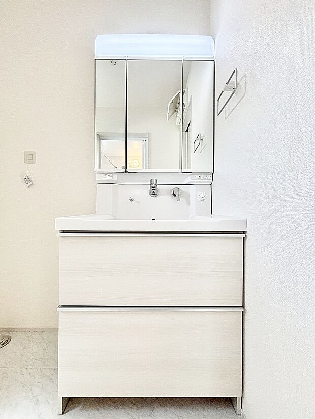 大きく見やすい三面鏡で清潔感ある洗面台は、身だしなみチェックや肌のお手入れにおすすめです。