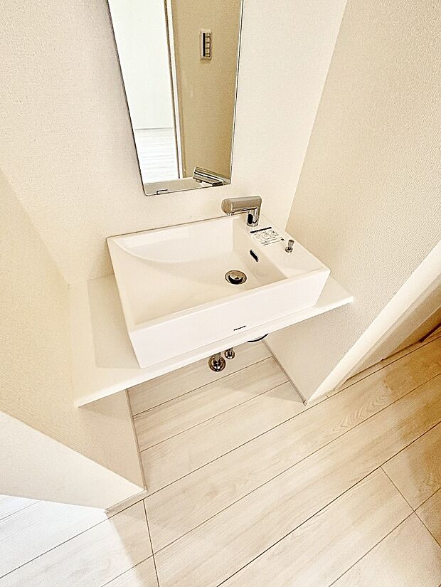 玄関にセカンド洗面台を設けました。帰宅して直ぐに手洗いが可能です。