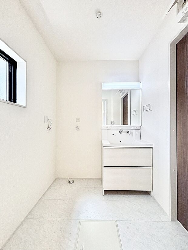 清潔感のある快適空間です。毎日の身支度も気持ち良くお使い頂けます。