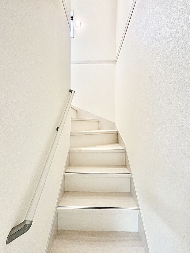 階段は手すり付きなので小さなお子さまやご高齢の方も安心です。