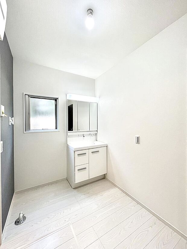 明るい洗面所は毎朝の身支度も楽しくできちゃいそうです。