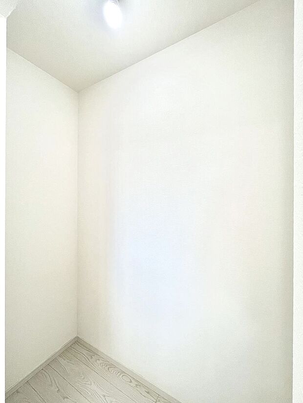 キッチンにはパントリー!食材のストックはもちろん、日用品の収納など使い方はいろいろ!