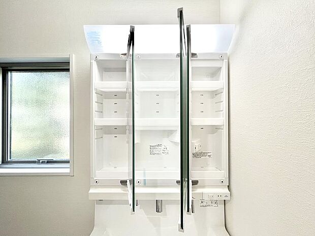 三面鏡の裏に、化粧品や衛生用品などを収納可能。洗面台をすっきりと保ちます!