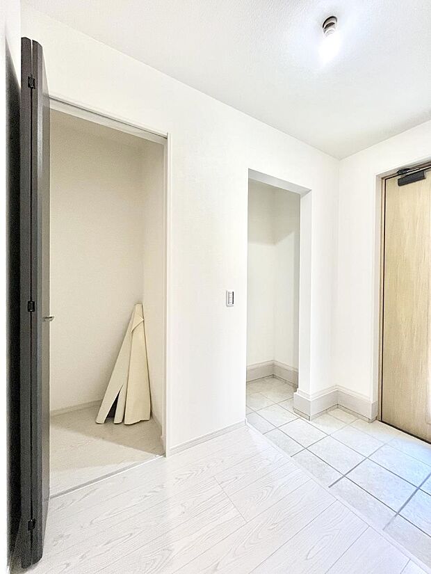 玄関ホール収納です。掃除道具やお出かけ用グッズの収納に便利です。