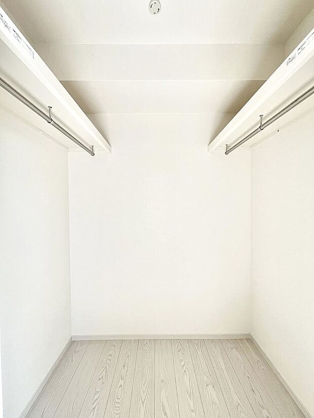 ウォークインクローゼット付きで生活空間を広く利用できます。