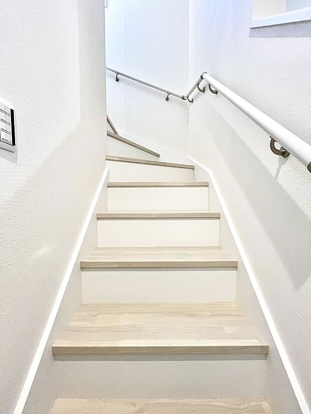 安全性を考慮し階段には手すりを設置しています