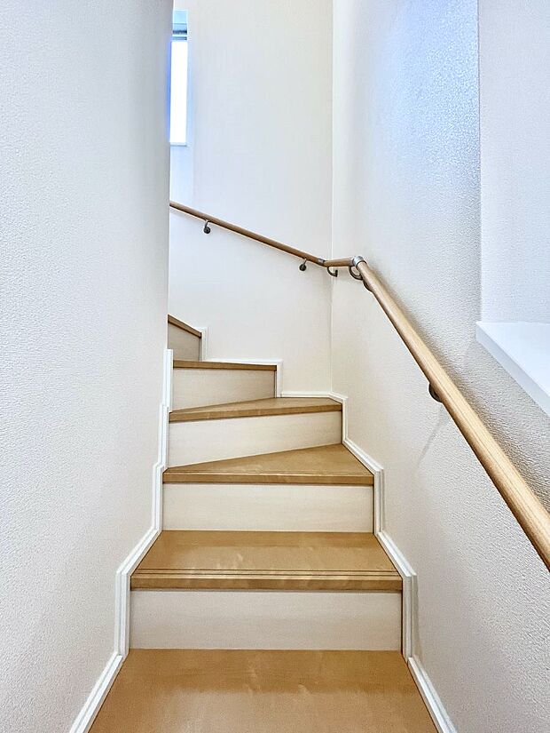 安全性を考慮し階段には手すりを設置しています