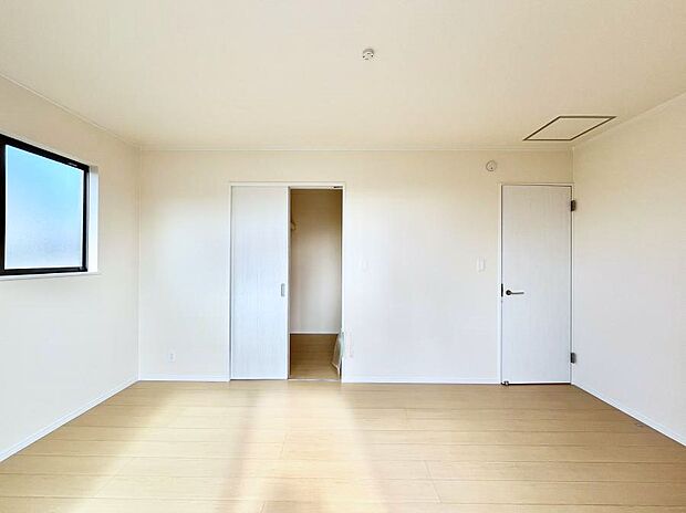 バルコニーが開放感をプラスしてくれる洋室    