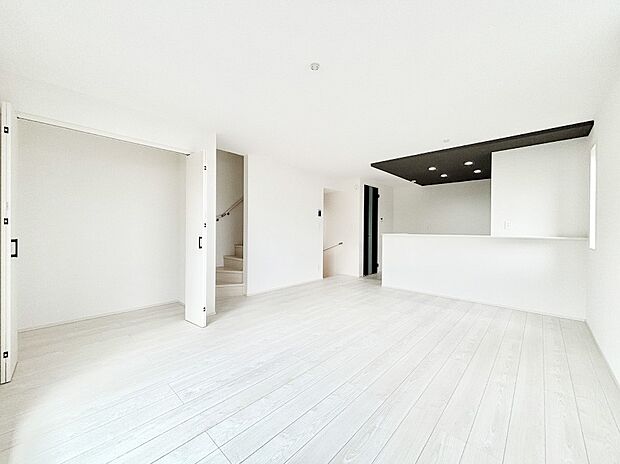 ご家族の賑やかな話し声で包まれる明るいリビング