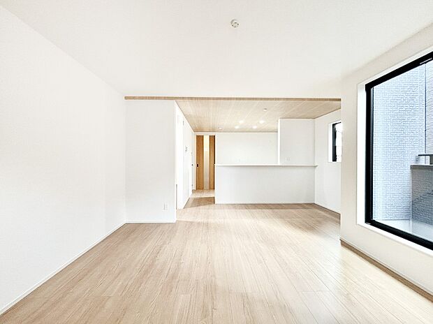 ご家族の賑やかな話し声で包まれる明るいリビング