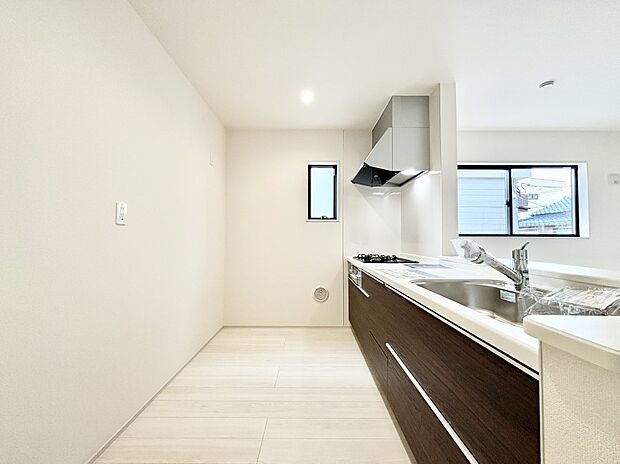 爽やかな風が通り抜けるキッチン。窓があるので明るく換気にも役立ちます。