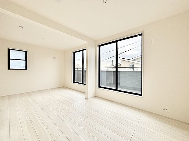 明るいバルコニーサイドに洋室を設置。目覚めの良い寝室に。