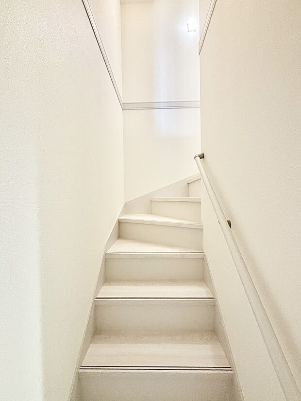 安全性を考慮し階段には手すりを設置しています