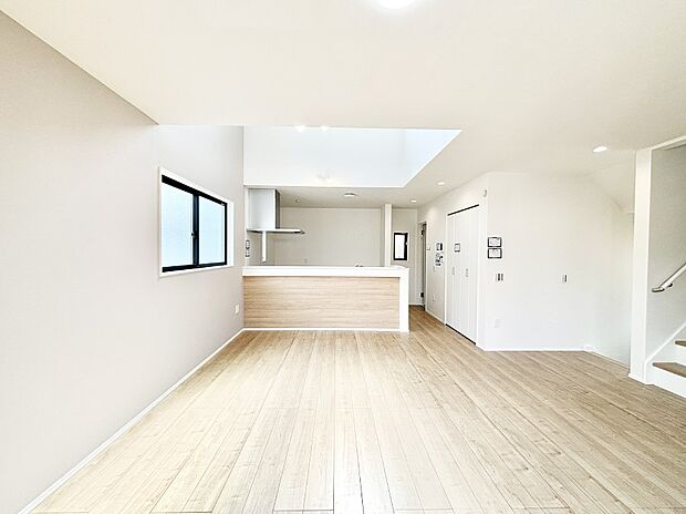 ご家族の賑やかな話し声で包まれる明るいリビング