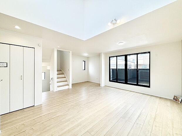 大きな窓からたっぷりの陽光と風を感じられるリビング