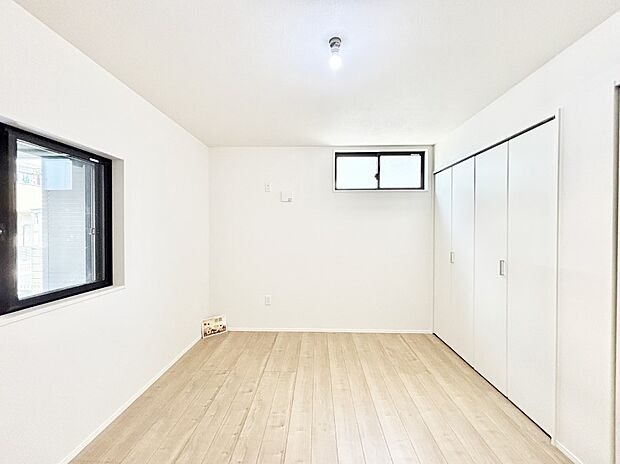 窓からのやさしい光が心地よいプライベートルーム