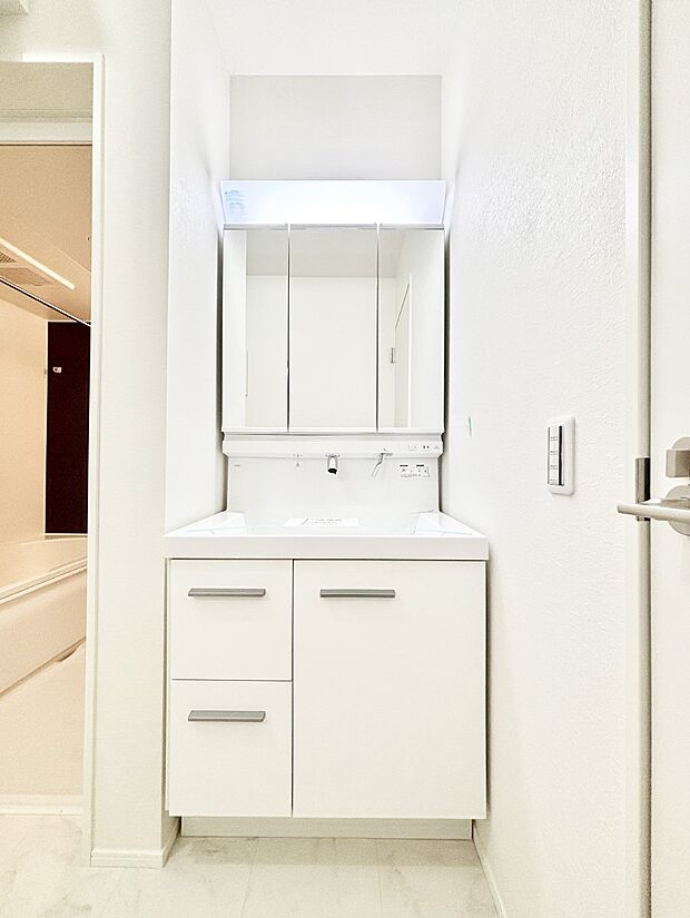 収納力と機能性に優れた洗面化粧台