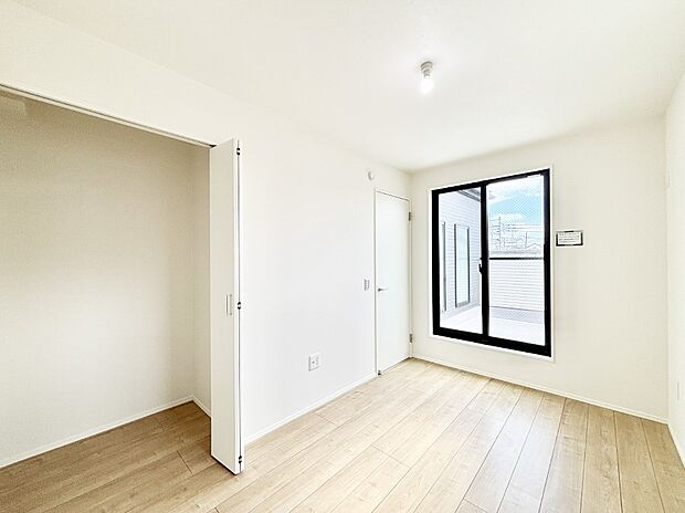 バルコニーが開放感をプラスしてくれる洋室